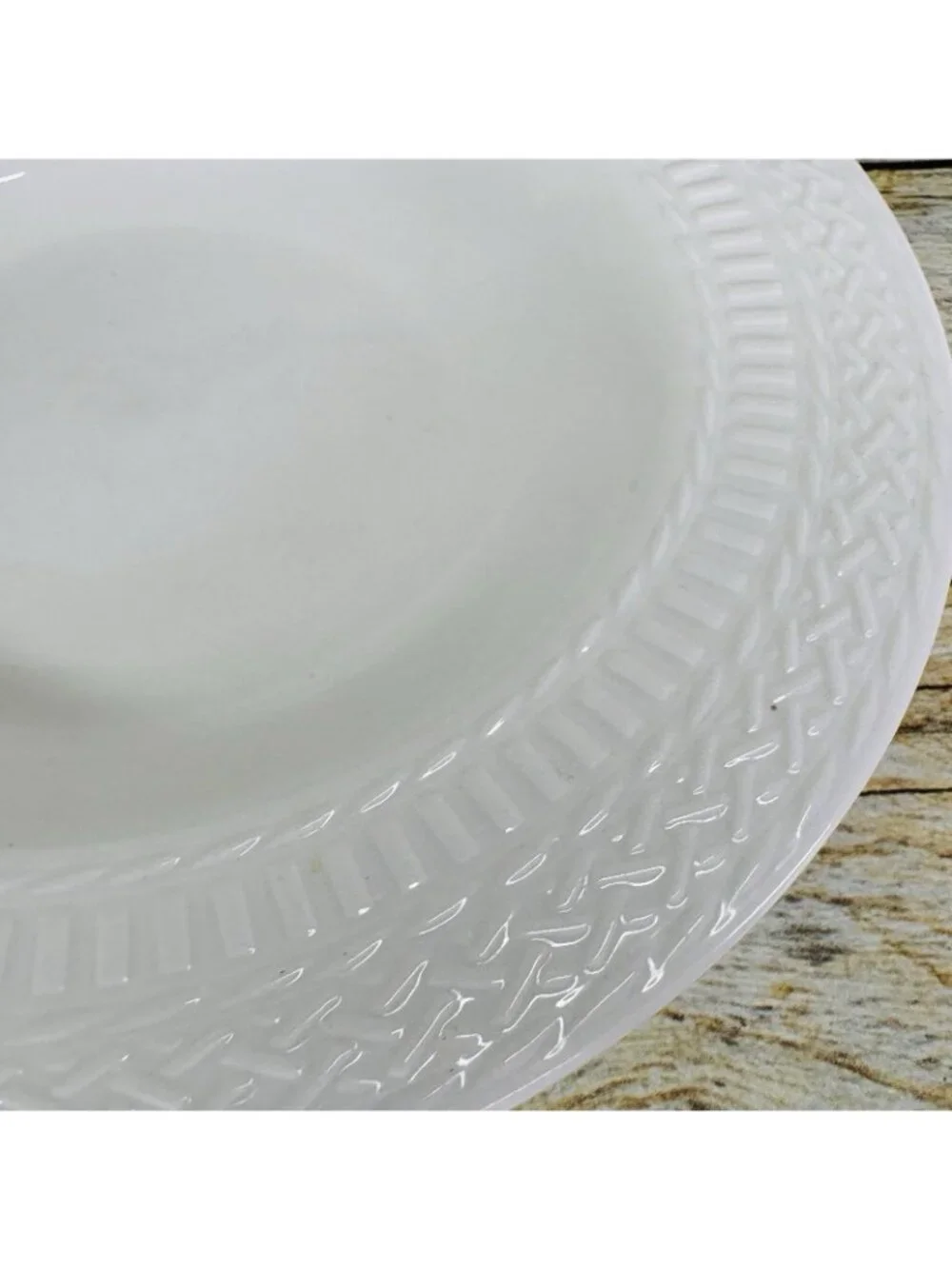 Livingquarters LIQ10 White Embossed Basketweave Rimmed 9